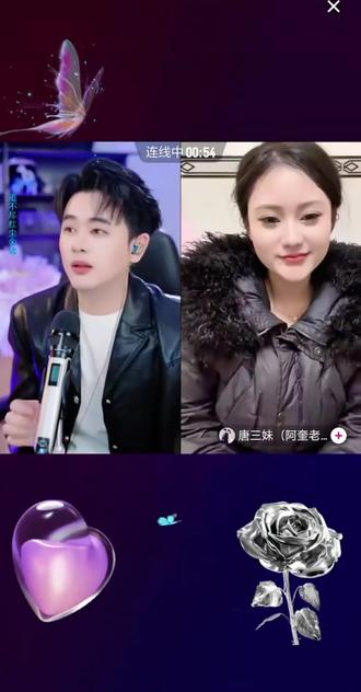 三妹回家过年研究打pk了,第一次和#小阿枫互动