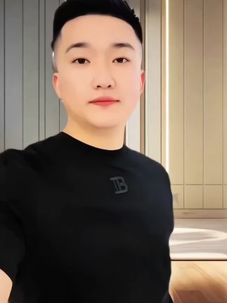 #男士短袖t恤 #男士穿搭 #高品质 #简约大气 #谁穿谁好看 @巨量千川 @DOU+上热门