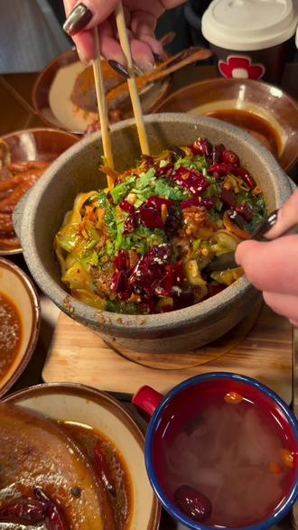 全国连锁的顽皮姥爷吃货铺开到大东海了#顽皮姥爷吃货铺 #砂锅面