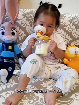 宝宝一岁后,别再用重力球喝奶喝水了,赶紧换成这种直饮的#吸管杯 ,宝宝喝奶喝水都既轻松又畅快!#直饮杯 #学饮杯 #奶瓶 #母婴好物