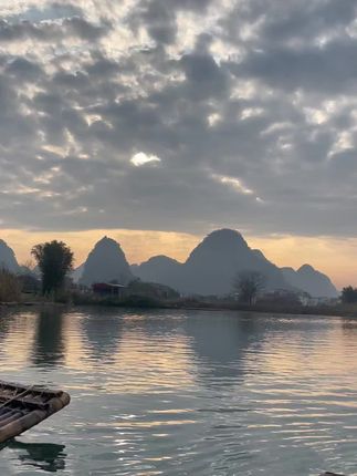 “舟行碧波上,人在画中游。” 🌊🌅 这样的美景,值得用心记录。#抖音好货推荐 #省钱攻略 #