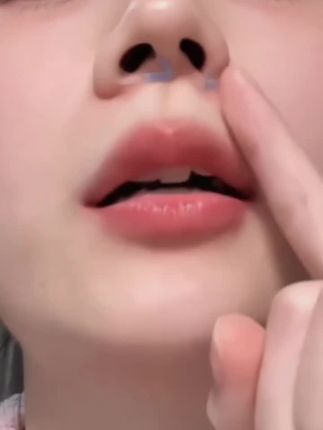 谁懂啊,这个小东西真的拯救了我的大鼻子#鼻翼缩小 #拯救塌鼻梁 #如何让鼻子更精致立体 #谁还没学会这个修容大法@DOU+好生意 @DOU+小助手