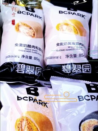 碧翠园全麦肉松欧包,软糯有馅内含麻薯,新鲜短保带来每日新鲜感#夹心欧包 #全麦制作 #肉松麻薯 #口感丰富