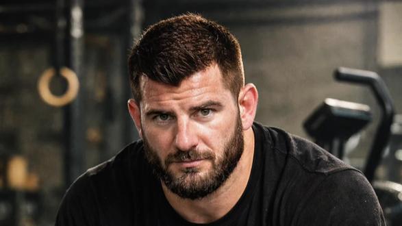 #健身 #全能健身 #crossfit #原创视频 #耐力
Mat Fraser 是 CrossFit 历史上最具统治力的全能健身运动员,五届 CrossFit Games 冠军,以极强的力量、耐力与心理韧性闻名,被称为“地表最强男人”。