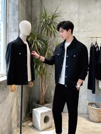 《卡其夹克的心动坐标系》   水泥墙面的粗粝被左侧窗的自然光勾勒出柔和的边线,周衍靠在黑色楼梯扶手旁,卡其色夹克的复古纹理将他衬得随性又有格调。他指尖轻叩夹克的口袋,声音带着几分漫不经心的磁性:“这件夹克的妙处,是把工装的硬朗和麂皮的细腻,都缝进了每一处纹路里。”   夏晚的目光落在他鞋跟与衣摆的衔接处——复古的卡其色调下,是触手可及的质感。那一刻,工业风店里的龙血树沙沙作响,她忽然明白,有些心动本就该在这样一件夹克的光影里,在他抬眸的瞬间,成了风格与心动的双重坐标系。  #男生穿搭 #潮男穿搭 #夹克外套 #时尚男装 #男士外套