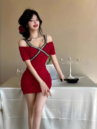 人间妲己✨ 低领小性感,特温柔,纯欲感拿捏~ #时尚穿搭 #挑战中式美学穿搭天花板 #早秋中性风穿搭 #用琥珀流光风打开秋天 #早秋韩系氛围感穿搭