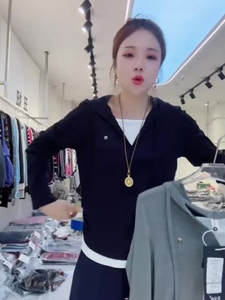 #连帽卫衣#连帽衫 #连帽衫穿搭 #卫衣连帽 #休闲减龄穿搭