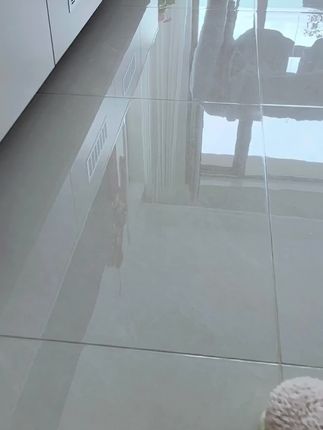 刚拖完地走两圈鞋底就黑了,快来试试这个方法#家务好帮手 #布套#魔术扫把