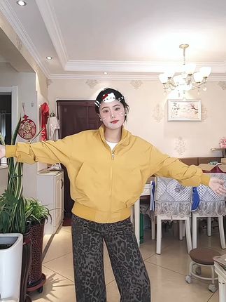 黄色外套搭豹纹太酷啦!#休闲舒适 #漂亮衣服 #个性穿搭 #衣服穿搭 #时髦