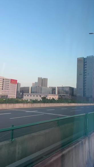 后排有个兄弟打蓝球#