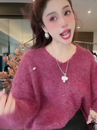 中秋复古慵懒风紫色毛衣女秋冬季2025新款加厚宽松套头圆领针 #珍珠小香风开衫型 #梅粉色毛衫 #羊绒开衫型小香风 #白色奶呼呼毛衫 #旗袍时尚女装