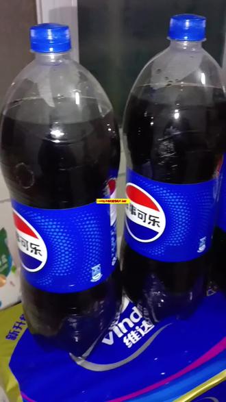 谁懂啊?在我们这里过年可乐烧开了喝 离过年只有52天了!可乐也是过年少不了的,尤其是在我们这里过年要烧可乐喝。饮料可以放很久,超市开业,四块五一大瓶,每天可以囤两瓶。鸡蛋10块9毛钱一盘,每天可以囤两盘。盐1块钱一袋,维达卷纸18块9毛钱一提,足足的2kg。#囤货 #过年倒计时 #2026年春节倒计时 #过年那些事 #你怎么看