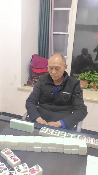 老汉今天又跑去打牌了,还遇到了新问题,我也不知道糊不糊的到#日常分享 #打牌 #公爹儿媳