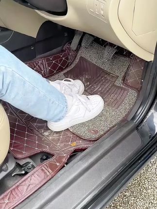 汽车脚垫总是乱跑,可以试试这个#脚垫魔术贴脚垫就不会乱跑,后备箱家里都可以用#汽车用品#生活好帮手#我可真会买