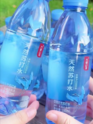 万里山河天然苏打水拒绝勾兑,拒绝添加剂,配料干净的只有天然苏打水!是经常大鱼大肉的首选搭档!#拒绝勾兑 #健康 #万里山河天然苏打水 #苏打水