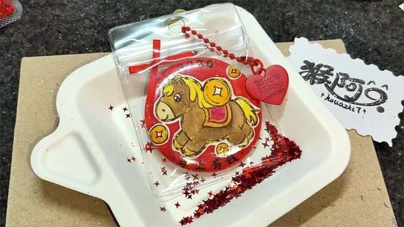 『马上有钱』徽章绘制全过程🐎 最近在准备小惊喜,敬请期待喔~
#画画🎨 #绘画过程 #手工diy #水彩 #日常瞎画