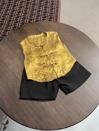 家有怕热爱出汗臭小子,高温天气你就给他穿这种冰丝缎面的背心短裤套装,它比普通棉的更柔软细腻,更透气,孩子夏天穿着可凉快可舒服了,还是国风款式的,古色古韵,穿上好看又贵气~#高品质童装#国风古韵#国风套装#男童穿搭#夏季穿搭