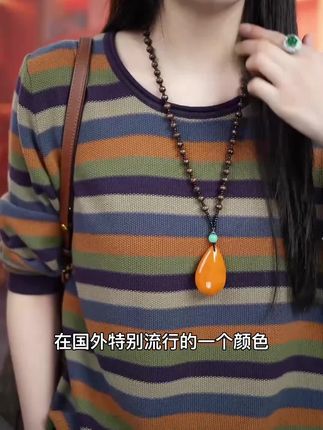 轻奢减龄打底衫,解锁早秋高级感!简约而不失设计感的版型,搭配细腻材质,上身立刻提升整体质感。小领口设计优雅显气质,百搭属性满分,可配半裙通勤或牛仔裤休闲。冷色调选择更显肤白,微凉天气单穿叠穿都出彩,轻松打造不费力的时髦感! #美出高级感的穿搭 #简单耐看穿搭攻略 #早秋不费力显贵穿搭 #气质女装高级感 #穿衣搭配分享