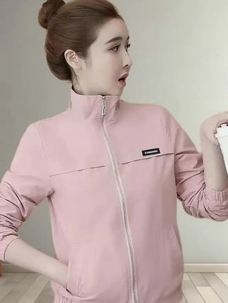 姐妹们快来试试这件超火的小夹克吧!它是短款的设计,穿上后显得人特别高挑,而且整体风格十分休闲,无论你是逛街聚会还是出差旅行,都可以轻松驾驭。它的版型很宽松,可以随便搭配各种衣服裤子,非常的百搭,喜欢的朋友千万不要错过了,赶紧点击下方链接购买吧!#女装穿搭 #穿搭分享 #穿搭 #每日分享 #春秋穿搭