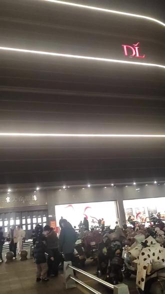 小姐妹,今天胖东来服饰广场人不是很多,可以来逛的,体验感很好,女装在二楼哈,羽绒服还有打折的款,可以来捡漏薅羊毛#胖东来 #胖东来大众服饰 #胖东来羽绒服