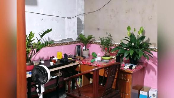 弘一法师有言:十分福气,三分足矣。凝望杯中汤色红亮,骤然悟透其中深意。成年人的生活恰似这盏茶汤,不可一饮而尽,亦不能贪享无度。留三分回甘余韵,期许来日漫漫;存三分清醒本心,宽慰满身疲累。
屋舍墙面斑驳,绿植静静抽枝舒展,老旧桌案清茶氤氲。落日漫染天际,铺就一抹温柔暖橙。生活从无惊天动地,皆藏于细碎日常之中,寻一处静谧角落,安放浮躁心绪。
那些深夜里的万般煎熬,无人诉说的满心倦意,都伴着茶香袅袅,融于笔墨字句,缓缓消解释怀。
人生倏忽,切莫苛待自身。放宽心境,看淡纷扰,于清茶书卷、人间烟火间,与自我相拥,和生活言和。岁月不必填满,安然度日,从容慢行,岁岁清宁。