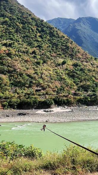 行走怒江,怎能不体验古老的溜索渡江体验,一种延续上千年的交通工具,至今仍在使用。视频展示了溜索的快速与便利,只需十几秒即可横渡怒江。同时也揭示了使用溜索的危险性和当地居民对这种交通方式的依赖。#怒江溜索 #怒江 #南阳一家亲户外 #一家亲户外