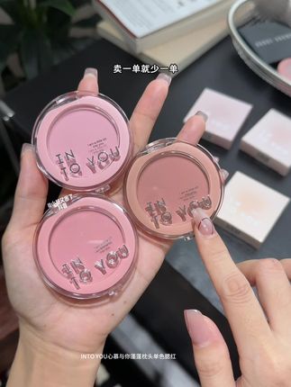 啊啊啊啊!intoyou爆火的蓬蓬枕头腮红也来大羊毛了!还是官旗发货,01和03姐妹们真的可以闭眼冲!!#平价彩妆 #腮红 #intoyou #夏日必备 #美妆种草