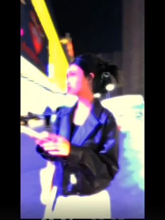 #强烈推荐 #姐妹们快看这件短款翻领显瘦皮衣!我真的太爱这种酷飒的感觉了!它是这种很软的皮质,做工细节也都很好,而且超级百搭,随便怎么穿都好看!我身上这套就是又甜又酷,还带着一点复古的感觉~还有这身简直帅炸了,不管是逛街还是出去玩,穿它绝对吸睛!