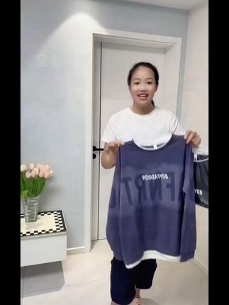 保罗银都圆领长袖T恤 想要给孩子选一件合适的卫衣吗?快来试试我们家这件保罗银都卫衣吧!它是圆领的设计,宽松的版型,穿着很舒服自在,并且采用的是优质的面料制作而成,不容易起球,也不会缩水哦。它上面还有潮流的字母印花作为装饰,让你的男孩看起来更加帅气有型。#强烈推荐 #男生穿搭 #抖音推广 #潮牌穿搭