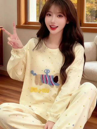 谁还不是个居家甜妹!这款带胸垫睡衣直接把可爱焊在身上 春秋季就该穿这种舒服到不想脱的家居服!软乎乎的面料亲肤又透气,长袖设计刚好适配早晚微凉的天气。超萌的卡通图案瞬间戳中少女心,宽松版型对各种身材都很友好,关键还带胸垫,在家不用额外穿内衣真的太爽了~ 日常宅家穿它舒服到飞起,偶尔下楼取个快递、遛个弯也完全能hold住,当外穿套装都很吸睛。2025年新款必须安排上,把居家氛围感和可爱值直接拉满,谁穿谁是元气甜妹! #秋季穿搭 #面料柔软舒适 #大码宽松睡衣 #睡衣家居服#睡衣穿搭@DOU+小助手 @抖加🔥上热门🔥dou+🔥热点宝