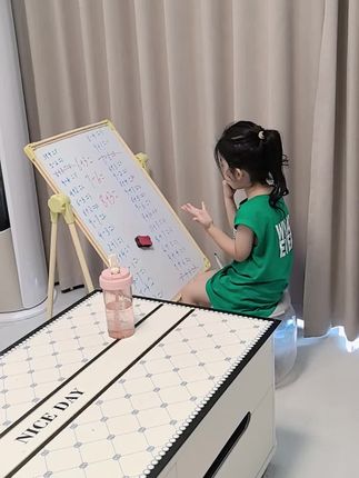 眼看快上一年级 都不敢想象到时候她挨打的样子,现在平时没事教一点 让她练练,到时候省的我上火!家里有孩子的,可以备一个这样的画板,两面都可以用,平时孩子喜欢涂涂画画,特别实用#孩子教育 #画板 #爱画画的孩子