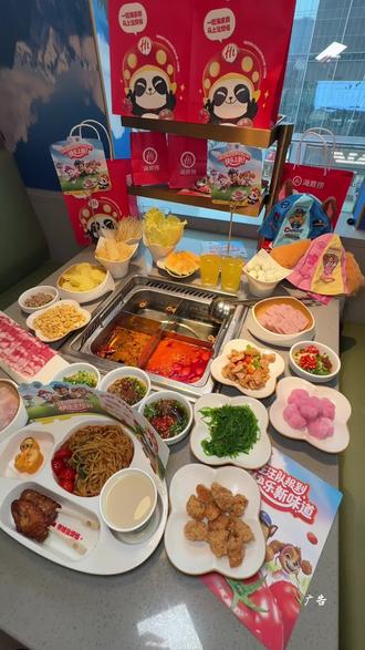 海底捞和汪汪队联名了,购买指定套餐可以获得周边#海底捞汪汪队立大功套餐 #汪汪队 #汪汪队立大功 #百元夯吃大赏 #走街串巷好味道