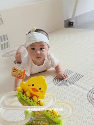 会爬楼梯的小鸭子超有趣!宝宝看得入迷,反复爬滑,还能锻炼专注力、感官和手眼协调,赶紧安排~#也太可爱了吧 #可爱的萌娃宝宝 #萌娃系列 #可爱萌娃 #这也太萌太可爱了吧 @巨量千川 @DOU+小助手 @DOU+上热门