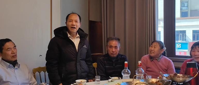 2026年正月初四,王章祥在亲友聚会上清唱一首《少年壮志不言愁》献给朋友们