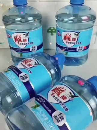 #雕牌洗洁精厨房专用 由物碗碟秒变闪亮,水果洗得像刚摘的这瓶洗洁精,真有这么神。普通洗洁精挤半天没效果。雕牌全效加浓,洗洁精一滴就能搞定,去油力真的不一样。辣椒油盘子一擦就净冲洗,不用反复搓,连草莓都能泡着洗。农残去的干干净净,用着真省心。浓缩配方超耐用,一滴能洗一整槽碗无零配方不伤手,洗完文手还是润润的厨房都飘着清香味儿。六百一十八囤货正当时雕牌全效,加浓,洗洁精一瓶搞定,全家清洁,现在入手超划算,赶紧去抢。