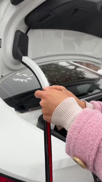 #后备箱密封条 #密封条 你的车装上这个后备箱密封条了吗?我们原车后备箱的这个密封条是被减配掉了,我们可以自己动手安装一个,把这个卡槽清理干净,撕开背胶,沿着缝隙装上去就可以了。可以防止灰尘、雨水进入车内,还可以减少行驶中的风噪,关键是不影响后备箱的开合。#防止灰尘 #后备箱密封条安装 #好物分享