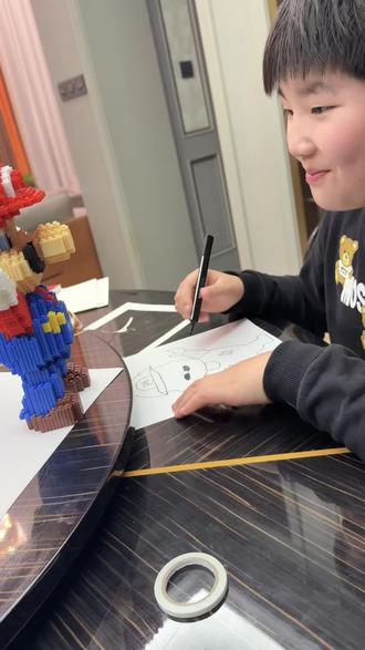 #乐高moc #我的男孩 #玛里奥 人会好,花会开,生命的意义,就藏在这些细碎的光景里,哥哥自己拼好玛里奥,再画出来