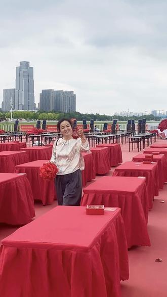 不知从何时起,5月20号成了表达爱的特殊日子,人们习惯用送🌹发🧧等方式传递满满的爱,浪漫且美好。昨天听说有百对新人要在这个特殊的日子到骆岗公园举行集体婚礼,给彼此最为隆重而浪漫的仪式感,我想着去感受一下,结果去晚了,已经在撤场,有点小遗憾。不过想起早上买菜时遇到的一对老人牵手买菜的情景,那才是顶级的浪漫。老爷爷每买好一个菜,就很自然的牵起老奶奶的手,那种自然是刻在老爷爷心里对老奶奶的疼爱和呵护,老奶奶也很自然的就递过手,那是一种对老爷爷的信任和依赖。试想一下,老两口都是高龄,都健在,都能自理,还愿意牵手一起买菜的,你身边见过几对?这样的老来伴应该是我们的榜样!衷心祝福老人家身体健健康康!愿N年后,和龙哥也能像他们一样十指相扣并肩菜场😊