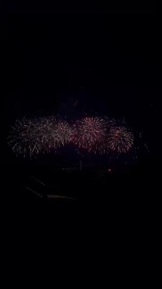 《写给2025年末的自己》有2个小时2025年也就结束了。是苦是甜你都不用再纠结。很多时候生活就像史铁生写的:我什么都没有忘,但是有些事只适合收藏,不能说,不能想,却也不能忘。所以,想问,你这一年过得还好吗?总想提笔写下这一年,是写你停在柴米油盐的忙碌,还是写你把所有委屈熬成一句"习惯了",是写你活成别人眼中的坚强,还是写你这一年过得依旧如去年一般。总有人说,平静是最好的感知力,但平静往往也不容易。后来我不再较劲,我希望自己开心,吃好喝好照顾好自己,我就在原地,不奔赴也不退缩,任何引起内耗的人和事,多想一下都没必要,把时间和精力还给自己,跟任何人较劲,都是在消耗自己。年龄带给我们的是通透,很多事最后不是解决了,而是算了!人生看似简单,生活看似容易,却让人真的身不由己。但我也时常告诉自己,人生没有白走的路,无论是一帆风顺的坦途,还是布满荆棘的弯路,都是人生的宝贵经历,它们教会我成长,让我更懂珍惜。愿2026的自己越来越好!#烟花🎆 #星空🌃 #冬天