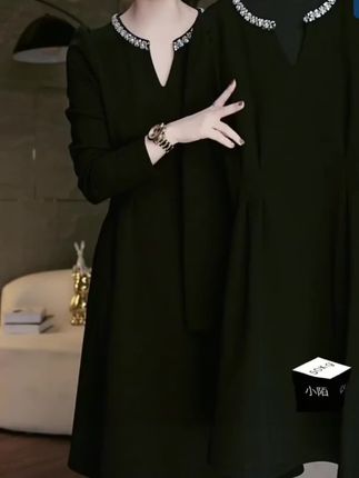 2025年重工洋气黑色连衣裙子V领钉珠赫本风小个子a字法式长裙显瘦