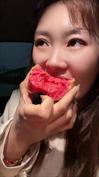 这个红心的芭乐真的很适合春夏天吃,酸甜口感,比一口吃一点草莓尖尖还过瘾。#芭乐 #红心芭乐