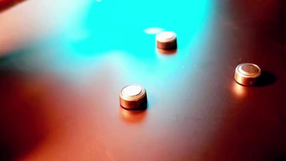 经测算,26年需求约11万吨,同比+41%;结合近期各家企业密集沟通,考虑实际开工能力(设计产能 VS.实际产能差距约75%~80%),有效产能修正为10.5万吨,供需比103%,仍维持此前紧平衡观点。其中华盛锂电+2万吨(总产能3.5万吨)、海科新源+5000吨(总产能1.4万吨)、永太科技+7000吨(总产能1.2万吨)、富祥药业+2000-3000吨(总产能
1.2万吨)、泰和科技+5000吨(总规划1万吨)。
2)如何看待当前空间?
历史峰值价格超60万元/吨,极高天花板。当前价格已超出上周企业下游10万报价意向单。短期展望11月-26年1月价格将持续上涨,散单价格或于1月上旬见顶。若以行业成本中枢5万元、价格10万元/吨测算,1万吨VC约对应4.5-5e利润,给予10XPE对应50e市值。每上涨1万元、对应市值+10e。考虑当前个股市值,空间顺位来看,富祥>华盛>孚日>海科;若增加硫化锂市值,泰和市值空间超60%。
#vc添加剂 #碳酸亚乙烯酯 #六氟磷酸锂 #锂电池