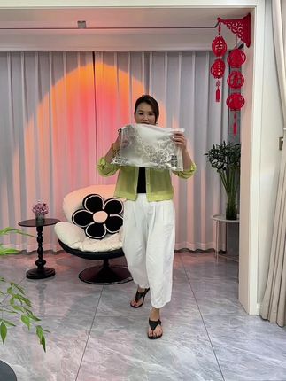 给家里单调的电视,搭配一款高档的刺绣盖巾,不仅防尘又好看,主要是还不影响看电视,温馨美观氛围感拉满#电视防尘罩 #电视背景墙 #提升质感的家居物件
