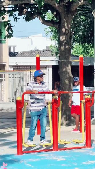 老外街头扮演电击小子😏#每天学习一点点 #电击小子 #街头恶搞系列