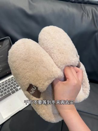冬天来了,怎么能没有一双舒适的棉拖呢?这双棉拖采用优质的材料制作而成,穿上特别暖和,而且它的底部是防滑设计哦,走在地上不会打滑,非常安全,无论是老人还是小孩都能穿它#绵拖鞋 #冬季必备 #冬天就要保暖又好看