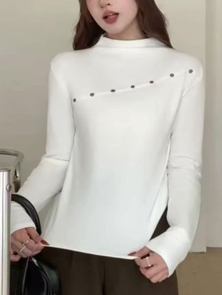 姐妹们,这件打底衫真的太绝了,它是这种修身的版型,特别显瘦好看,而且还是半高领的设计,冬天穿起来防风又保暖,前面还有超多精致的小钉珠,不管单穿还是当内搭都很漂亮。我身上这件是白色s码的,上身效果超级好,你们喜欢的话就赶紧入手吧!#休闲穿搭 #穿搭ootd #谁穿谁好看 #女装打底衫 #上衣穿搭