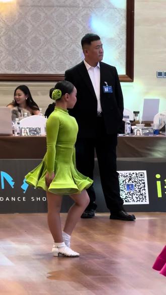 大家喜欢的小绿宝子来了#每个动作都是用汗水换来的 #拉丁舞 #保定舞元素