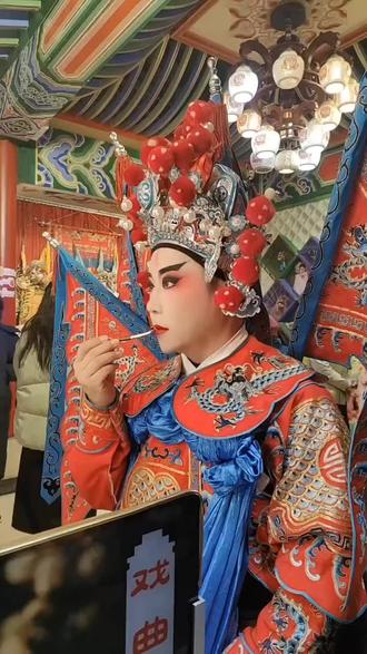 她不是赢了命运,而是抗住了命运!来自陈彦的《主角》里的主角易青娥,也是忆秦蛾!最近爆火了全网的这部电视剧,给了人太多感慨!半生攀比,一生内耗!最遗憾的败局,从来不是输过对手,而是弄丢了自己!读懂主角,读懂普通人的一生执念与清醒!这是反派楚嘉禾的人生写照!易青娥,小时候你是秦岭九岩沟的放羊娃,父母叫你“来弟”——从名字里,就能听出他们对你的出生从未有过期待。
舅舅把你从大山里带进县剧团,给你改名“易青娥”。
你不爱唱戏,可为了唱戏,你比谁都肯吃苦。不是为了“成角”——放羊娃的心里装不下宏大的梦想。你只是为了守住承诺:答应舅舅绝不放弃唱戏,答应苟师要吹够八十一口火。
你不同于现在的主流价值观,人人都喜欢那种“强心态”的主角——嘴里喊着“我命由我不由天”,仿佛生下来就知道自己要什么,愿意为了梦想燃烧自己,大家都爱这种主体性很强的人设。
易青娥,你就像一个任人摆布的布娃娃,被动、迷茫,不反抗、不记仇。
可是当我看到你被皮亮当众羞辱,被楚嘉禾造黄谣,因为痛苦流下泪水——可之后呢?你依旧该练功练功,你太钝了。你好像没有自尊心,你就像一面镜子,从不把自己的主观感受摆在首位。别人对你的冒犯,只是从你身上折射出他们自己的人品卑劣。
真正的强大,不是反击一切冒犯,而是不让冒犯进入自己的内心。强人未必是主动出击的复仇者,也可以是那种像镜子一样折射出他人卑劣、自己却不为所动的“钝感者”。
易青娥,你似乎与生俱来就拥有
孙浩演苟师封神!
《主角》23集上大分,孙浩饰演的苟存忠把生命定格在了他最爱的戏曲舞台上。
他的生命很圆满,他完成了一生的遗憾,吹够了心心念念的81口火,他的一身本领,他的戏魂,都将被忆秦娥完美复刻。
可苟师不知道,他的死,可把屏幕前的观众虐坏了。
多少人为他流泪痛哭,我也是,内心激动真想好好哭一场。
《主角》里的胡三元,这个西北鼓王为什么让人又爱又恨:第一,他的鼓,能敲到人麻筋上去!第二,在夹缝里生存的智慧!第三,感情上不主动不拒绝不负责
花彩香,骄傲,坦荡,直来直去,戏大于天,主角配角都努力演好,又美又飒又强!秦海璐演活了花彩香!还有窦骁,翟子路都演的很好!
目前《主角》追到32集,你们都追到第几集了!