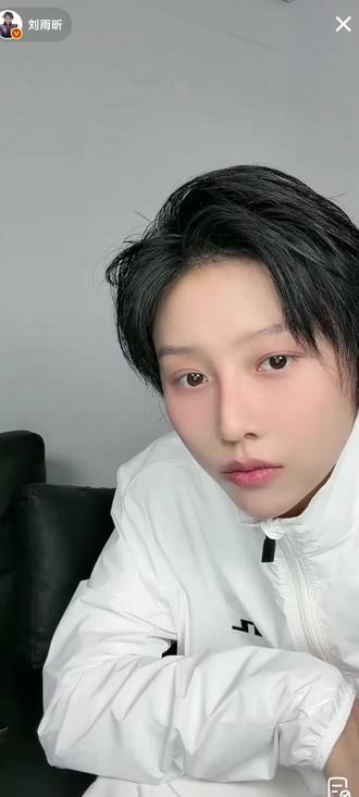 谁曾想到,我被刘雨昕隔空回复了。我那天边看雨昕直播边看音你#音你而来 发弹幕来着 #刘雨昕 #歌手刘雨昕