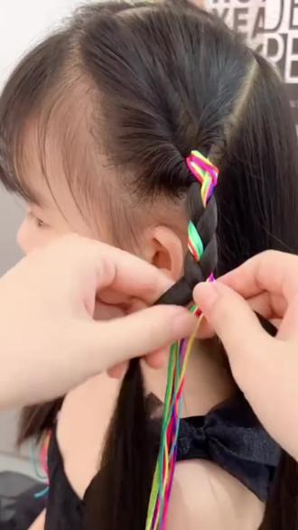 百搭甜酷彩色绳发型#儿童辫发 #小女孩花式辫子教程 #幼儿扎发教程 #生女儿就是用来打扮的 #发饰头饰